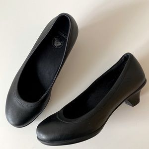 Crocs “Grace” leather kitten heel size 6